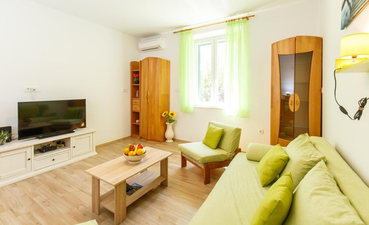 Apartment Green Forest Split Exterior photo