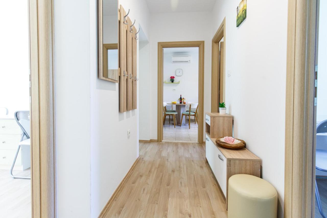 Apartment Green Forest Split Exterior photo