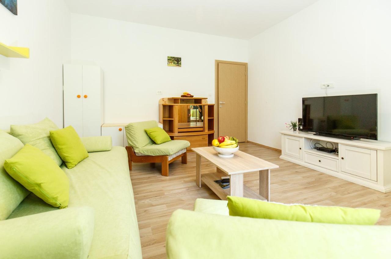 Apartment Green Forest Split Exterior photo